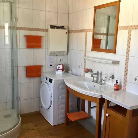 Cosy In Quiet Residential Area - Newly Renovated באד אישל
